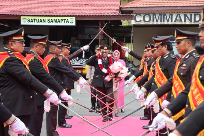 Tradisi pedang pora melepas personel yang telah purnabakti.