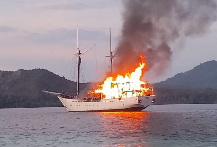 Kapal pesiar Ocean Pure terbakar, 18 ABK dan 10 penumpang selamat.