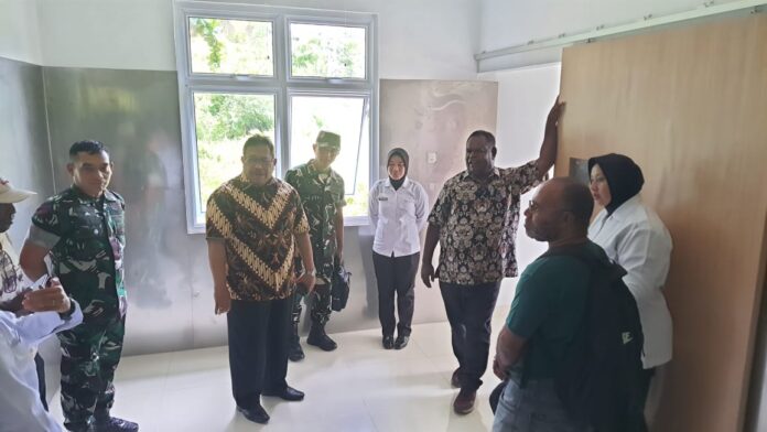 Anggota BP3OKP perwakilan provinsi PBD dan gubernur PBD terpilih kunjungi dapur sehat untuk kesiapan pelaksanaan program makan bergizi gratis.